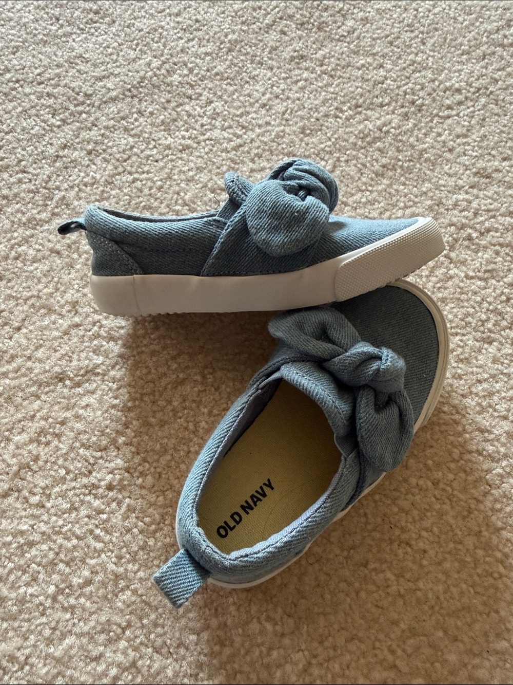 Old Navy Girls' Light Blue Slip-On Knot Sneakers - Kids size 7